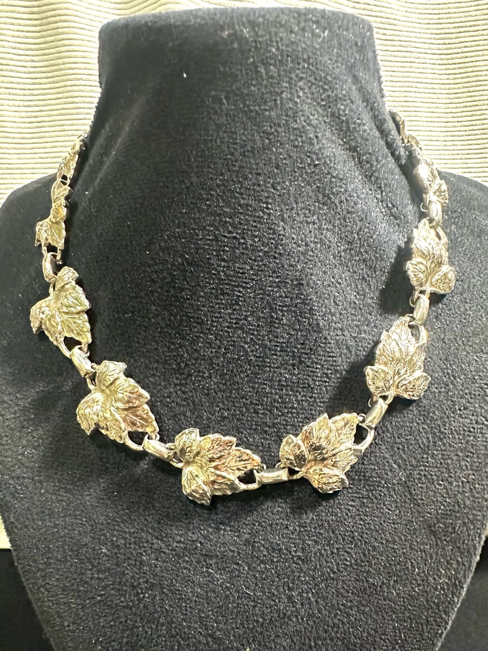 Vtg: Silver Toned Articulated Interlocking Leaves Choker Necklace